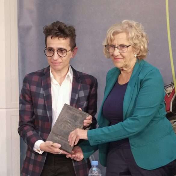 Masha Gessen recibe el Premio de Periodismo 'Diario MADRID' de manos de Manuela Carmena, alcaldesa de la ciudad