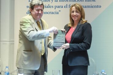 Katharine Viner recibe el Premio de Periodismo 'Diario Madrid' de manos de Juan Manuel Bonet