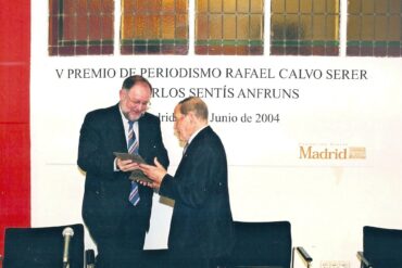 Fernando González Urbaneja entrega el galardón a Carlos Sentís